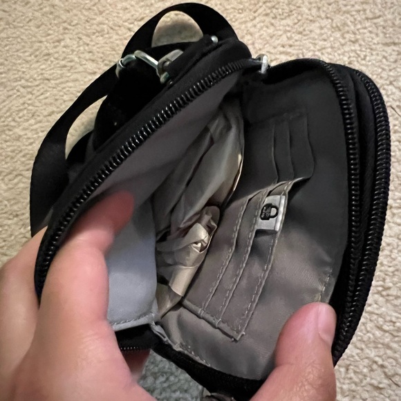 Baggallini Black Compact Crossbody Bag -NWT - Picture 3 of 5